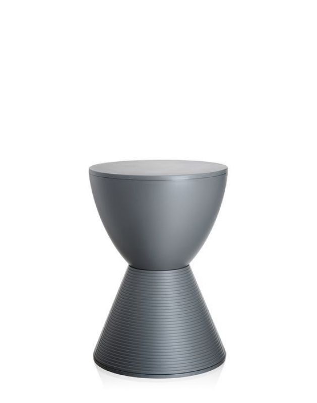 Prince AHA Hocker von Kartell, taubengrau, modernes Design für Wohnzimmer und Garten.